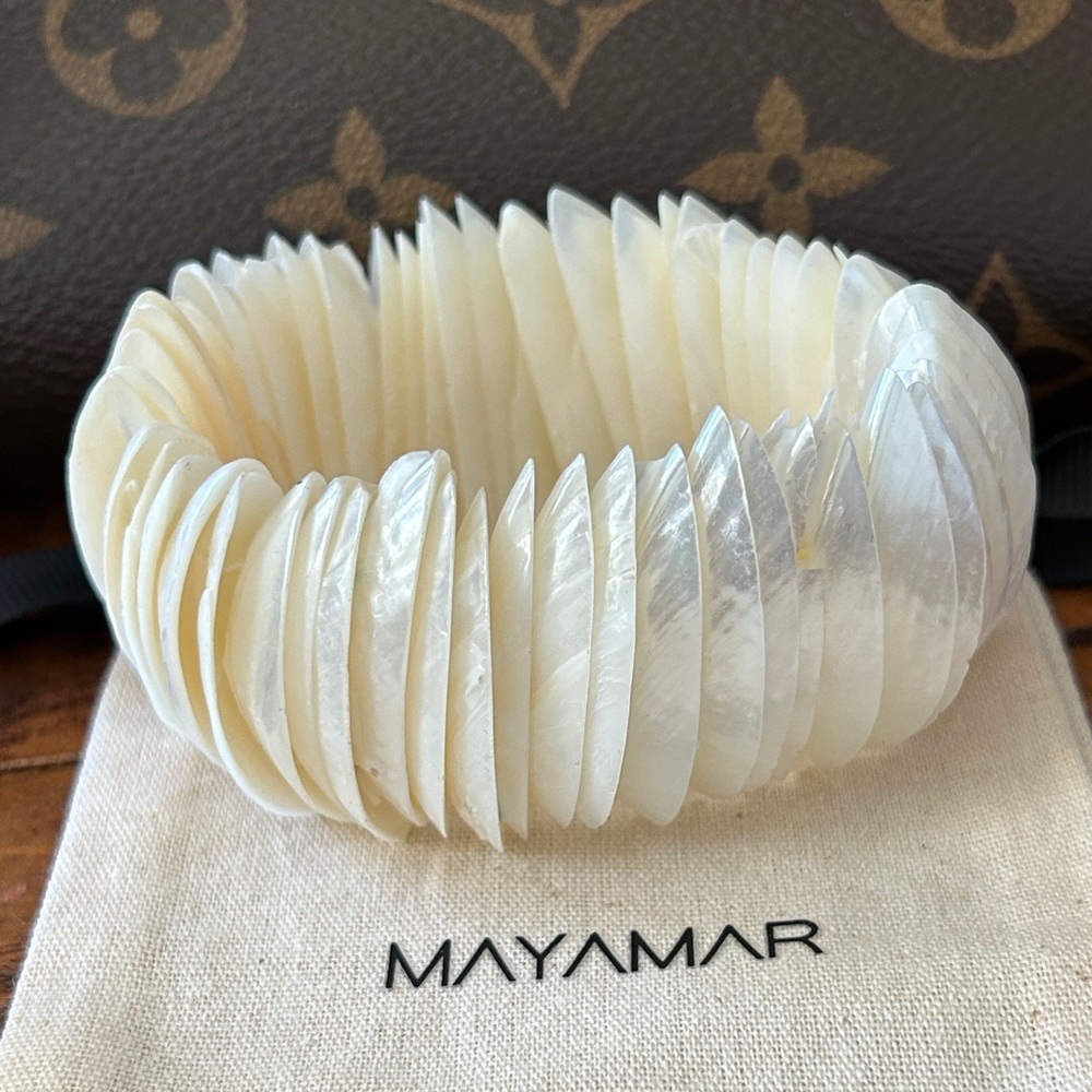Mayamar White Shell stretch Bracelet NEW on line!